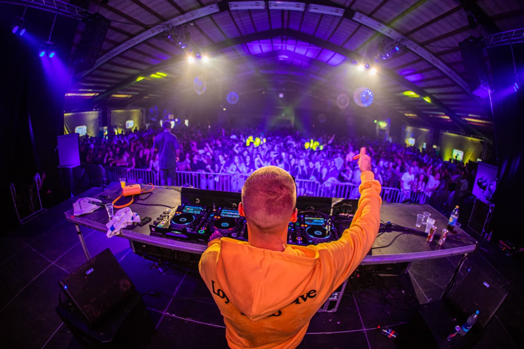 DJ voor een volle zaal tijdens Fissafari