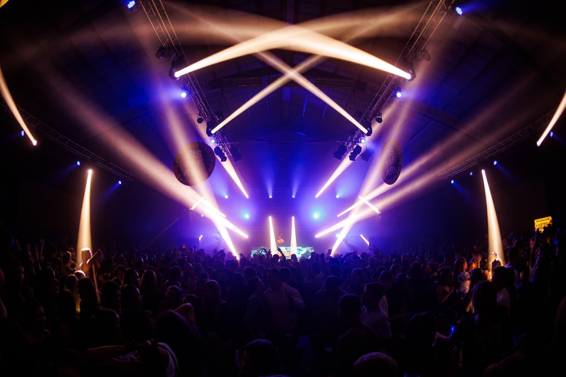 Lichtshow boven een volle zaal tijdens Fissafari