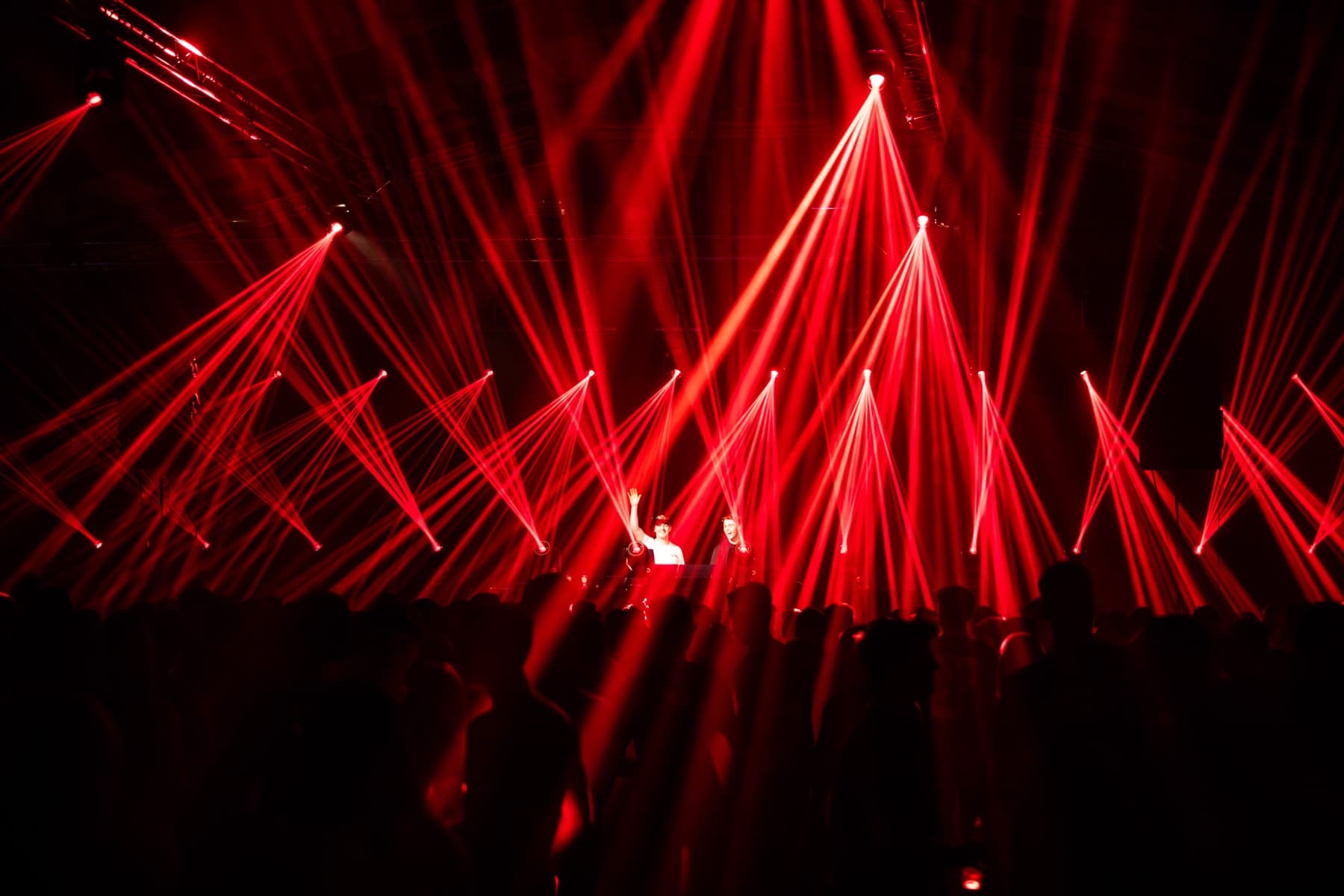 Rode lasers tijdens Revolt