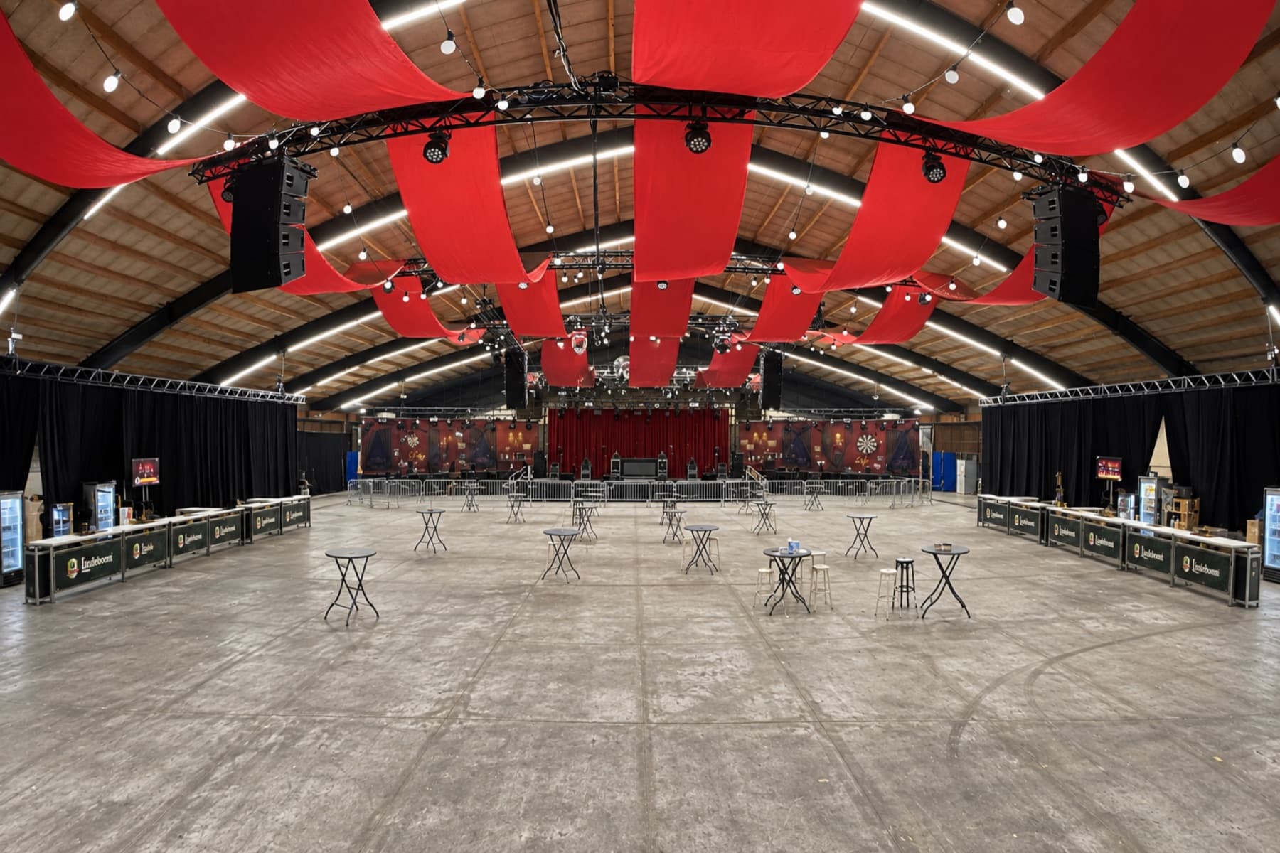 Dezelfde zaal voor het feest, nog leeg