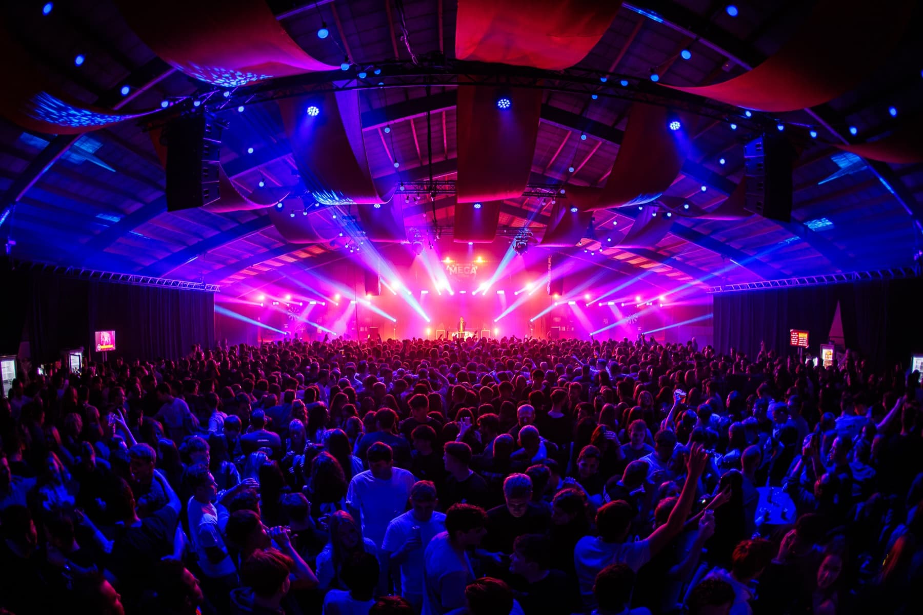 De zaal tijdens het feest, vol met mensen